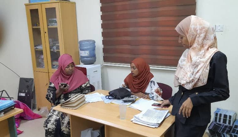 الوقوف  علي أداء ضباط التأمين الصحي بمراكز  الخدمات بعطبرة