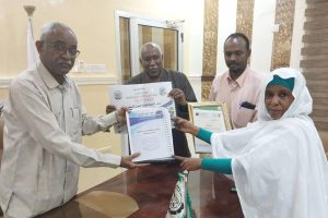 والي النيل الابيض يتسلم التقرير الختامي لحسابات الولاية من وزيرة المالية