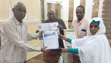 والي النيل الابيض يتسلم التقرير الختامي لحسابات الولاية من وزيرة المالية