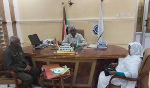 والي النيل الابيض يتسلم التقرير الختامي لحسابات الولاية من وزيرة المالية