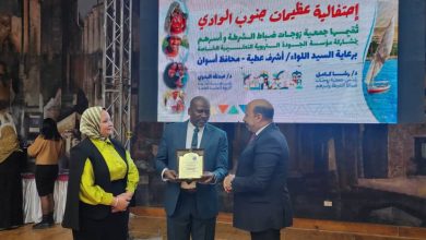 محافظ أسوان يكرم هذه الشخصية