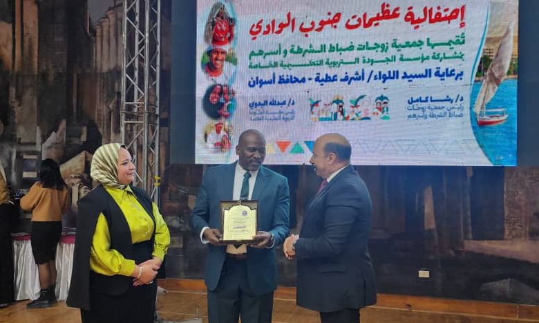 محافظ أسوان يكرم هذه الشخصية