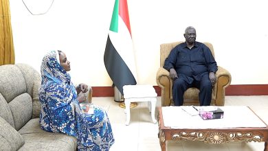 *نائب رئيس مجلس السيادة يلتقي مدير عام وحدة مكافحة العنف ضد المرأة*  بورتسودان ٧-٥-٢٠٢٤ م شدد نائب رئيس مجلس السيادة الانتقالي القائد *مالك عقار اير* على أهمية تفعيل كافة القوانين والتشريعات والإتفاقيات الدولية الخاصة بمناهضة العنف ضد المرأة وحمايتها لاسيما في مناطق النزوح ومعسكرات اللجوء، وتقديم الدعم اللازم اجتماعيا ونفسيا لتعزيز الأمن والحماية للنساء.  وأمن سيادته لدى لقائه بمكتبه اليوم الدكتورة سليمة إسحق الخليفة شريف مدير عام وحدة مكافحة العنف ضد المرأة على ضرورة القضاء عل كافة أشكال العنف وتغيير المفاهيم والسلوك ورفع مستوى الوعي بالمجتمعات.  وأشار عقار إلى أهمية تفعيل دور المنظمات والمؤسسات ذات الصلة بمناهضة العنف ضد المرأة والمحافظة علي حقوقها وحمايتها من  عمليات القتل العشوائي، والتعذيب، والعنف الجنسي، والزواج القسري لافتا الى ضرورة المحافظة علي نسبتها في العمل ودعم المرأة العاملة والمنتجة في كافة مناطق السودان.  من جانبها أستعرضت الدكتورة سليمة إسحق في تصريح صحفي عقب اللقاء مهام وحدة مكافحة العنف ضد المرأة  ومسؤوليتها  ودورها في حماية النساء والفتيات في مناطق النزاعات النشطة ومناطق النزوح.  ولفتت سيادتها الي أهمية تكامل الأدوار والتنسيق المشترك بين الجهات الرسمية والشعبية لحماية النساء والفتيات من الإنتهاكات المباشره في مناطق النزاع والنزوح اللاتي يتعرضن للاستغلال اثناء تقديم الخدمات.